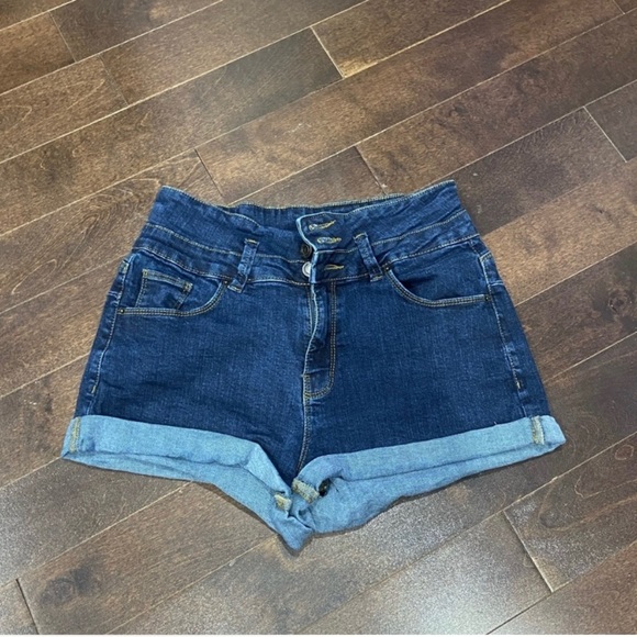 Curvy fit jean shorts - Picture 1 of 3